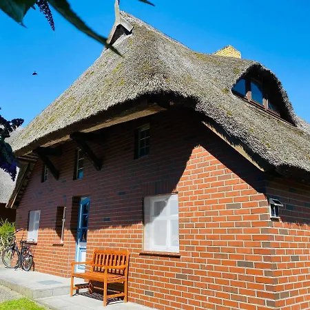 Ferienwohnung Unter Dem Reetdach Wustrow  Exterior photo